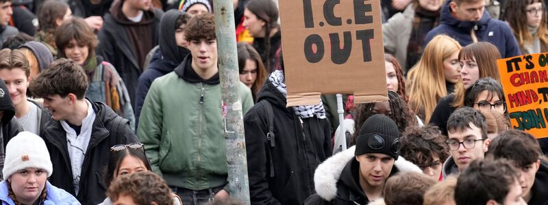 Hunderte protestieren am Eröffnungstag in Mailand gegen die Anwesenheit von Beamten der US-Einwanderungsbehörde ICE bei den Winterspielen. - Foto: Luca Bruno/AP/dpa
