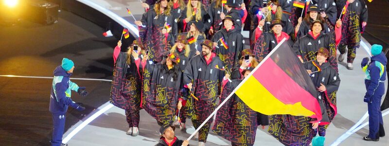 Angeführt von Leon Draisaitl lief ein Teil des deutschen Teams ins Mailänder Stadion ein. - Foto: Michael Kappeler/dpa