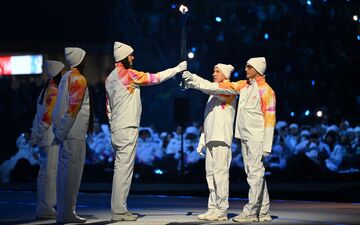 Das olympische Feuer ist entzündet. - Foto: Peter Kneffel/dpa-POOL/dpa