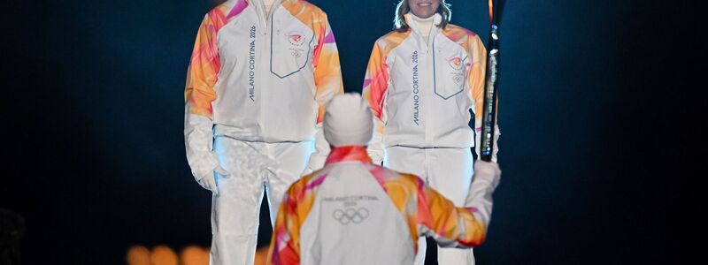 Alberto Tomba und Deborah Compagnoni entzündeten das Feuer in Mailand. - Foto: Carl Sandin/Pool/PA Wire/dpa