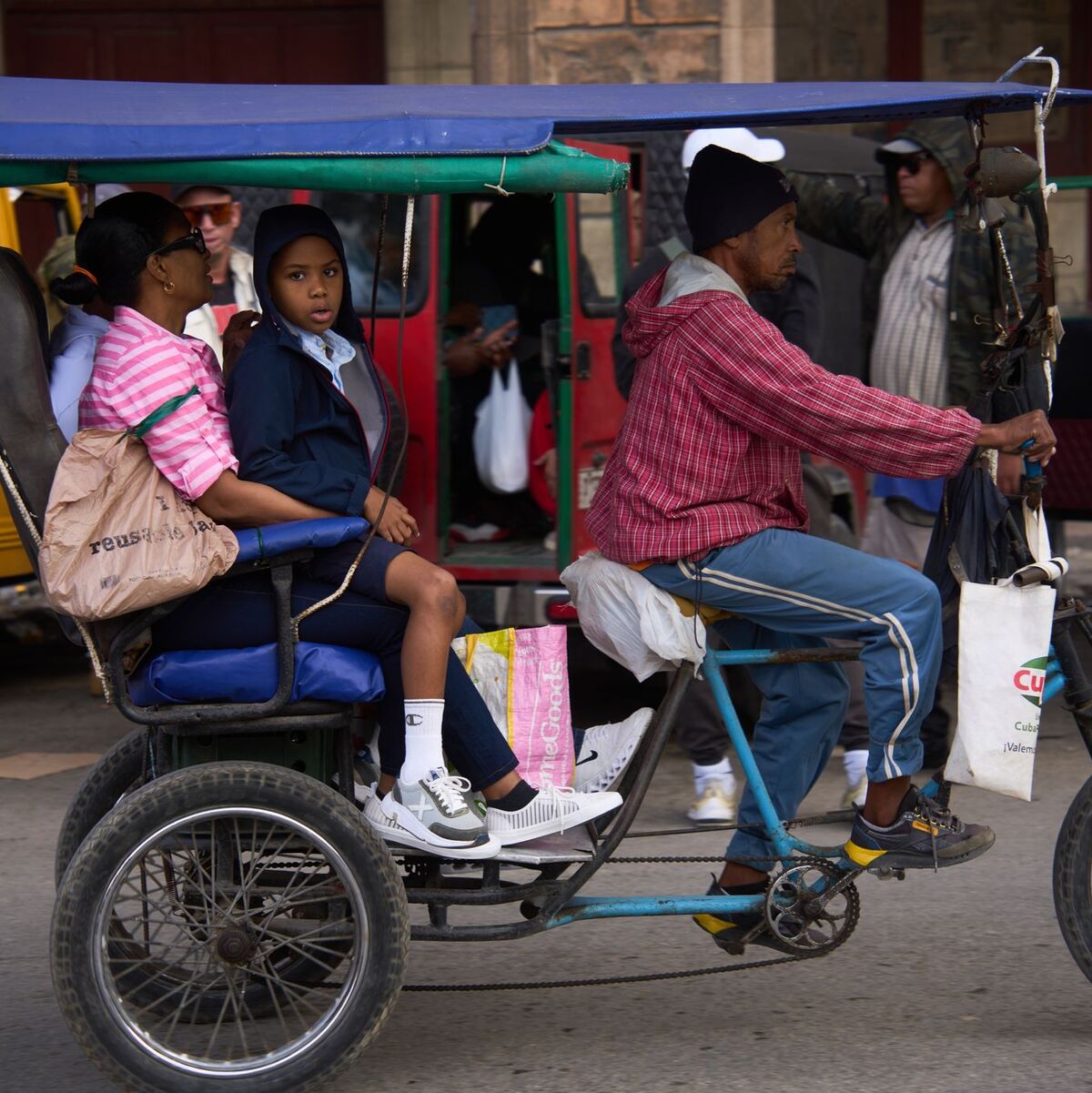 Aufgrund der Krise steigen viele Kubaner auf Fahrradtaxis um.  - Foto: Ramon Espinosa/AP/dpa