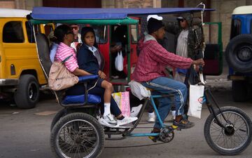 Aufgrund der Krise steigen viele Kubaner auf Fahrradtaxis um.  - Foto: Ramon Espinosa/AP/dpa