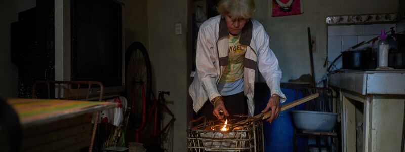 Infolge des Mangels werden Kohle und Brennholz zum Kochen verwendet. - Foto: Ramon Espinosa/AP/dpa