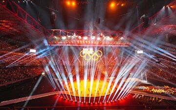 Ein buntes Spektakel eröffnete die Winterspiele in Norditalien. - Foto: Michael Kappeler/dpa