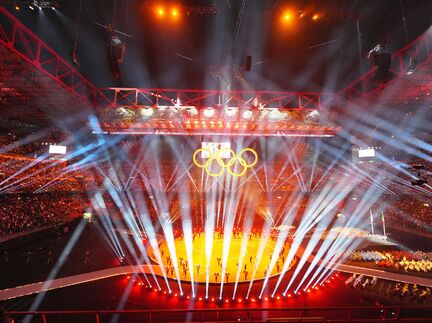 Ein buntes Spektakel eröffnete die Winterspiele in Norditalien. - Foto: Michael Kappeler/dpa