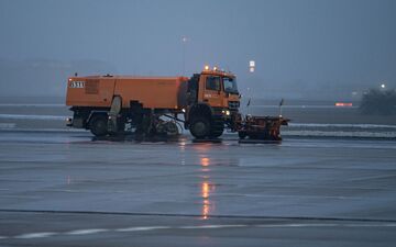 Am Berliner Flughafen BER kam es wegen Blitzeis zu mehrstündigen Verspätungen und Ausfällen. - Foto: Fabian Sommer/dpa