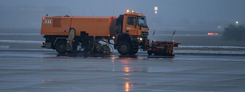 Am Berliner Flughafen BER kam es wegen Blitzeis zu mehrstündigen Verspätungen und Ausfällen. - Foto: Fabian Sommer/dpa
