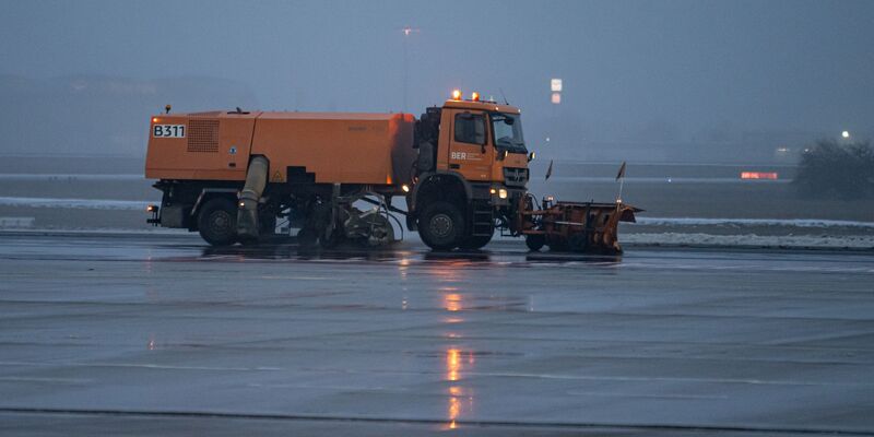 Am Berliner Flughafen BER kam es wegen Blitzeis zu mehrstündigen Verspätungen und Ausfällen. - Foto: Fabian Sommer/dpa