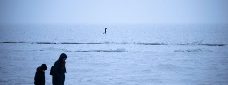 Im Nordosten erwartet der DWD regional noch leichten Dauerfrost. - Foto: Philip Dulian/dpa