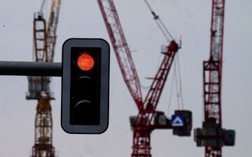 Seit Jahren bremsen immer neue Krisen die deutsche Wirtschaft aus. (Symbolbild) - Foto: Soeren Stache/dpa