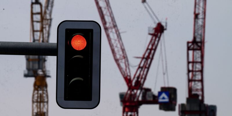 Seit Jahren bremsen immer neue Krisen die deutsche Wirtschaft aus. (Symbolbild) - Foto: Soeren Stache/dpa