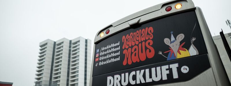 Die «Karnevalsmaus» ist bei Auftritten von Druckluft allgegenwärtig - auch auf dem Bus. (Archivbild) - Foto: Fabian Strauch/dpa