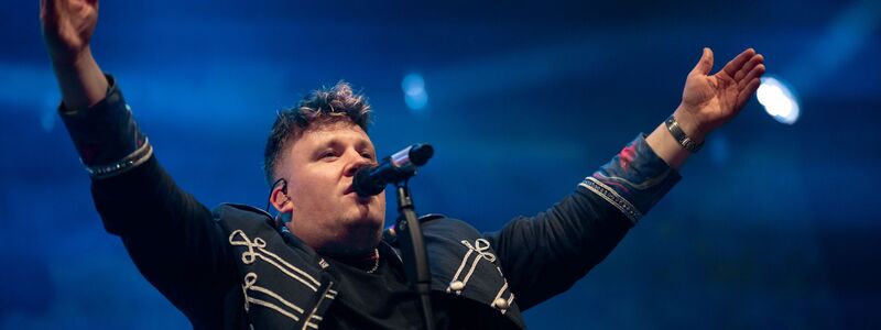 Sänger Florian Hertel fiel der Refrain im Auto ein. (Archivfoto) - Foto: Fabian Strauch/dpa