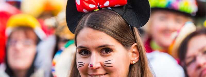Maus-Kostüme waren schon immer - so wie hier bei einer Karnevalistin im Jahr 2018 - gefragt, liegen nun aber umso mehr im Trend. (Archivfoto) - Foto: Andreas Arnold/dpa