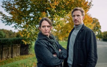 Murphy und Herbst scheinen Gefallen aneinander zu finden, doch beide bringen einiges an emotionalem Gepäck mit.  - Foto: Adrian Gross/ZDF/dpa