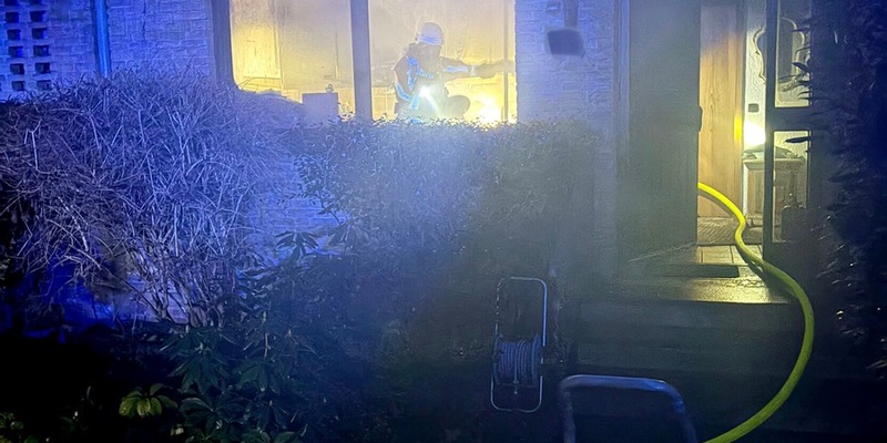 FW Düren: Feuer in Einfamilienhaus: Einsatzkräfte bringen Brand schnell unter Kontrolle - Foto: presseportal.de