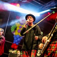 Die Kölner Band Brings sorgt selbst in Düsseldorf für Stimmung. (Archivbild) - Foto: Christoph Reichwein/dpa