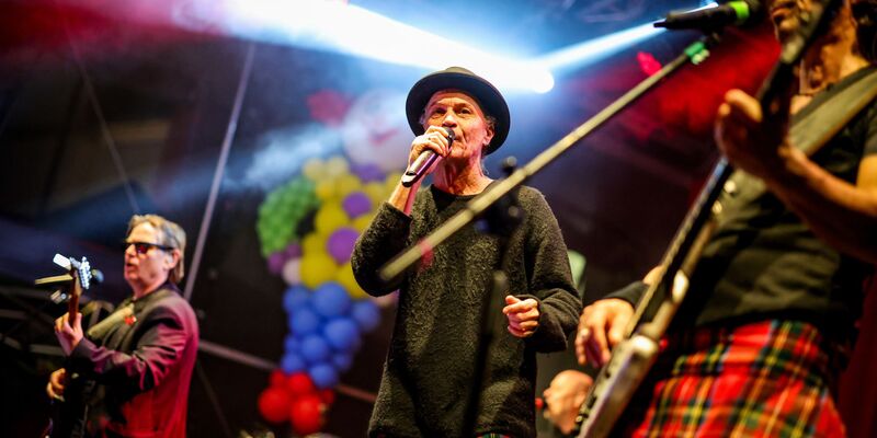 Die Kölner Band Brings sorgt selbst in Düsseldorf für Stimmung. (Archivbild) - Foto: Christoph Reichwein/dpa