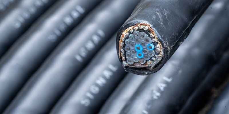 Höchstwahrscheinlich wegen Kabelschäden an einem Bahnübergang kommt es auf der Bahnstrecke zwischen Erfurt und Sangerhausen zu Beeinträchtigungen. (Symbolbild)  - Foto: Stefan Puchner/dpa