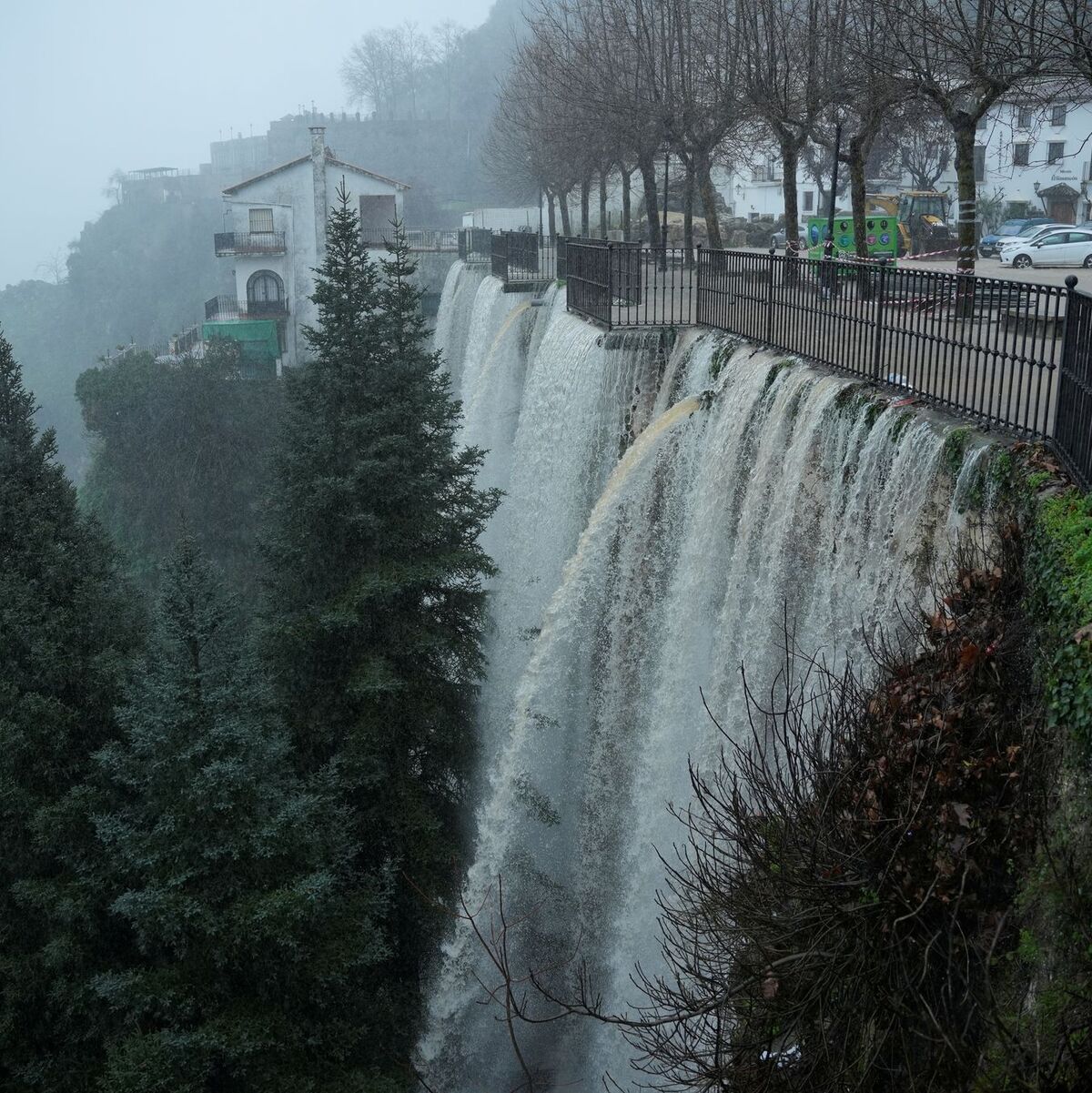 In dem andalusischen Bergort Grazalema wurden Erschütterungen wie durch ein leichtes Erdbeben registriert. Grund waren Wassermengen im Untergrund. Der Ort wurde evakuiert.  - Foto: Joaquín Corchero/EUROPA PRESS/dpa