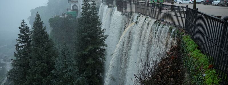 In dem andalusischen Bergort Grazalema wurden Erschütterungen wie durch ein leichtes Erdbeben registriert. Grund waren Wassermengen im Untergrund. Der Ort wurde evakuiert.  - Foto: Joaquín Corchero/EUROPA PRESS/dpa