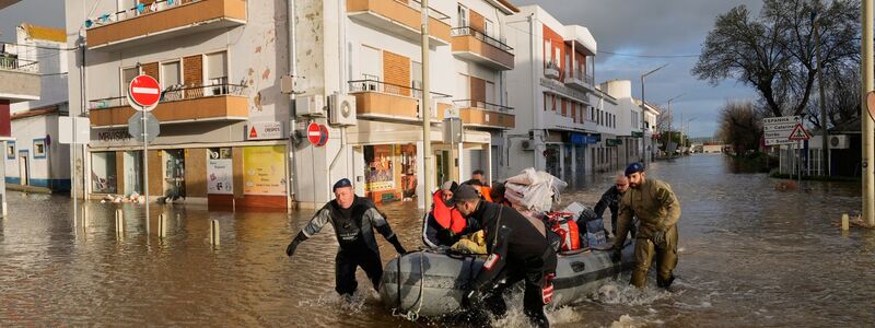 In weiten Teilen Portugals wurde erneut wegen des Sturms «Marta» die zweithöchste Alarmstufe Orange ausgerufen.  - Foto: Ana Brigida/AP/dpa