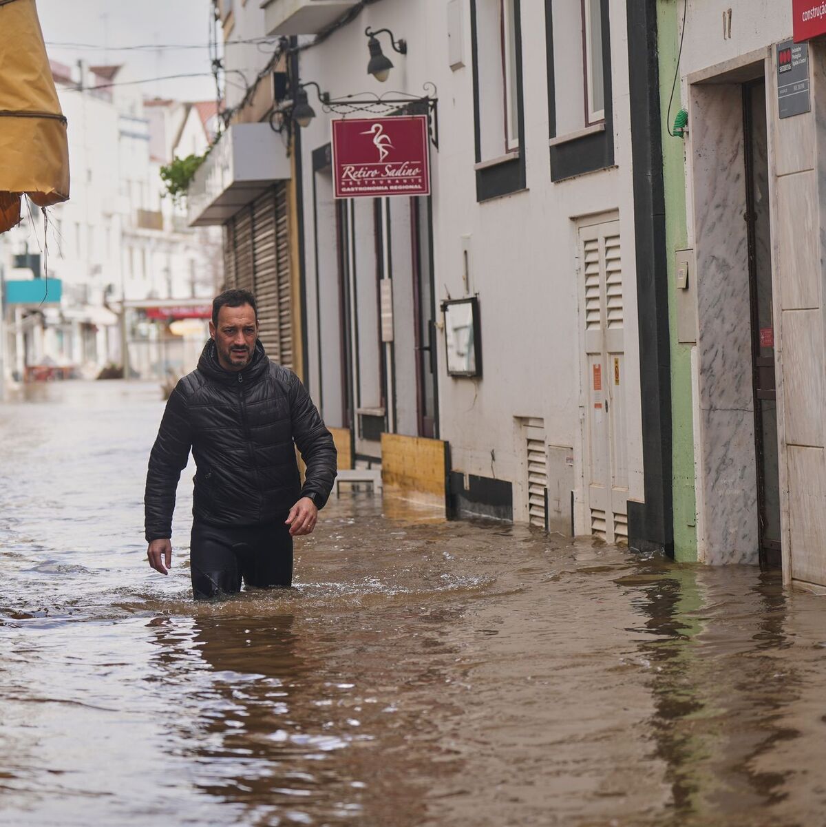 Viele Orte in Portugal standen nach Starkregen unter Wasser. Am Samstag zog ein weiteres Atlantiktief über das Land hinweg.  - Foto: Ana Brigida/AP/dpa