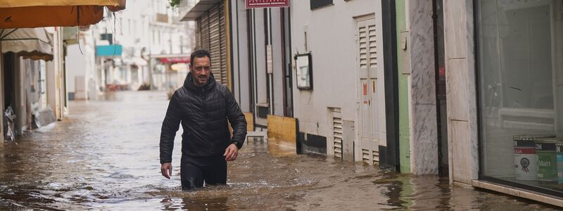 Viele Orte in Portugal standen nach Starkregen unter Wasser. Am Samstag zog ein weiteres Atlantiktief über das Land hinweg.  - Foto: Ana Brigida/AP/dpa
