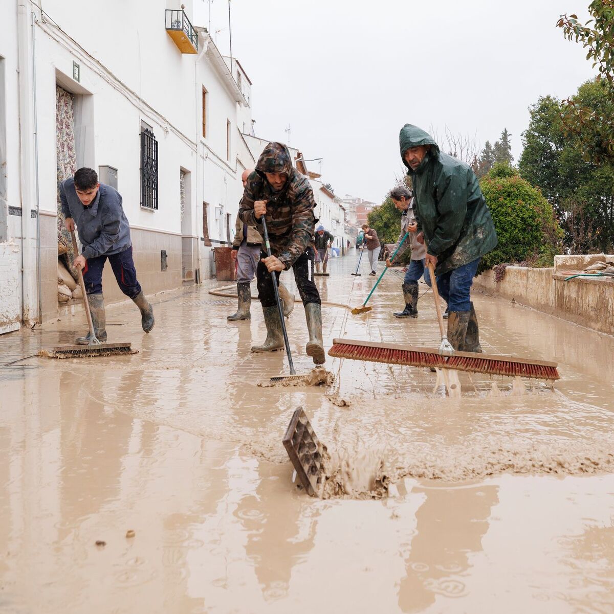 Menschen im südspanischen Andalusien reinigen Straßen nach dem Sturmtief 