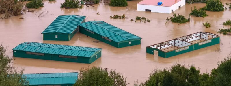 Der Atlantiksturm «Leonardo» hatte am Mittwoch und Donnerstag mit Starkregen und Orkanböen Überschwemmungen in Portugal und wie hier in Südspanien ausgelöst. - Foto: Francisco J. Olmo/EUROPA PRESS/dpa