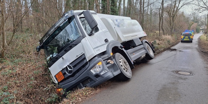 FW Konstanz: Tanklastzug in Bachbett - Foto: presseportal.de