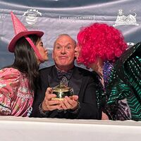 Keaton trat mit Batman-Kostüm auf die Bühne. - Foto: Michael Casey/AP/dpa