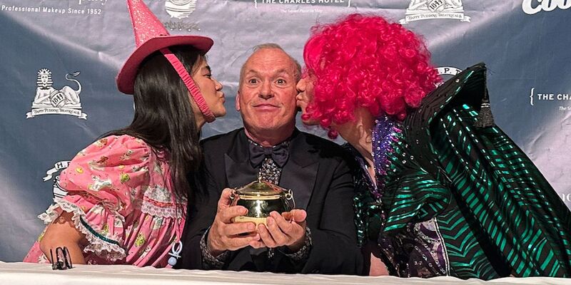 Keaton trat mit Batman-Kostüm auf die Bühne. - Foto: Michael Casey/AP/dpa