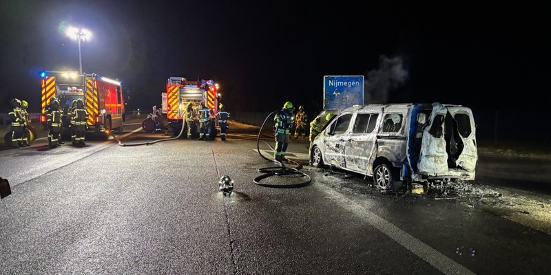 FW Alpen: Brennender Pkw auf der A57 - Foto: presseportal.de