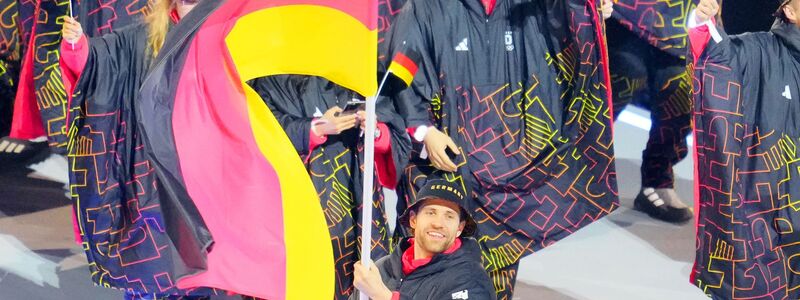 Als erster deutscher Eishockeyspieler überhaupt führte Leon Draisaitl das deutsche Olympia-Team bei einer Eröffnungsfeier als Fahnenträger an.  - Foto: Michael Kappeler/dpa