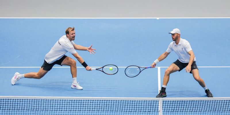 Kevin Krawietz (l) und Tim Pütz (r) sicherten vorzeitig den deutschen Sieg gegen Peru. - Foto: Rolf Vennenbernd/dpa