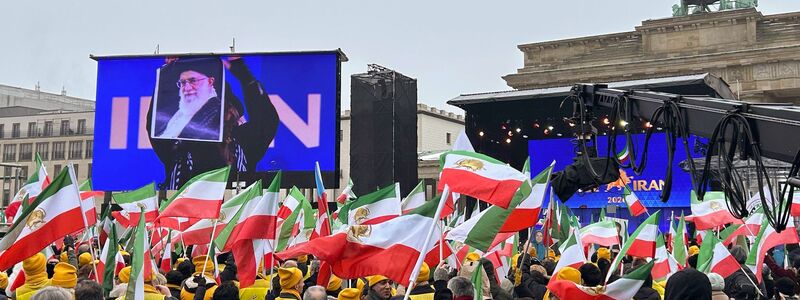 Tausende Menschen demonstrieren vor dem Brandenburger Tor für Freiheit im Iran. - Foto: Ole Rockrohr/dpa