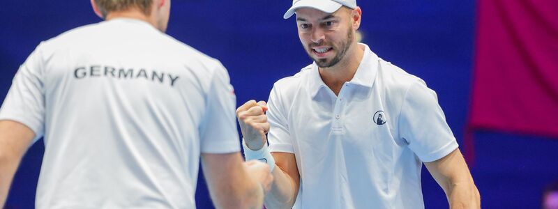 Machten es im Doppel nach furiosem Start spannend: Kevin Krawietz (l) und Tim Pütz (r). - Foto: Rolf Vennenbernd/dpa