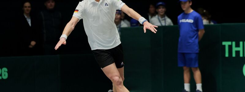 Yannick Hanfmann ließ sich nach seinem Einzelsieg am Freitag feiern. - Foto: Rolf Vennenbernd/dpa