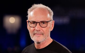 Der Moderator, Musiker und Autor Reinhold Beckmann hat wegen eines Wasserschadens sein Zuhause in Hamburg verloren. (Archivbild) - Foto: Rolf Vennenbernd/dpa