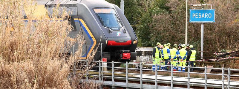 In der Nähe des Bahnhofs von Pesaro geriet eine Stromkabine in Brand. - Foto: Davide Gennari/LaPresse via ZUMA Press/dpa