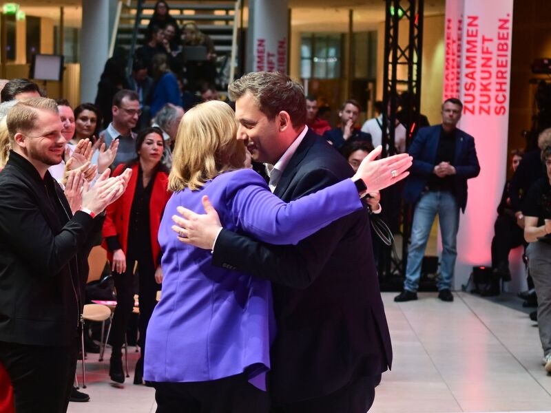 Klingbeil und Bas gaben den Auftakt für die Arbeit am SPD-Grundsatzprogramm. - Foto: Sebastian Christoph Gollnow/dpa