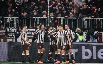 Erlösend: St. Paulis Spieler feiern das 2:0 gegen den VfB. - Foto: Christian Charisius/dpa