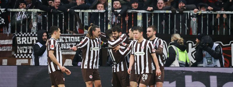 Erlösend: St. Paulis Spieler feiern das 2:0 gegen den VfB. - Foto: Christian Charisius/dpa