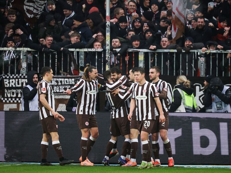 Erlösend: St. Paulis Spieler feiern das 2:0 gegen den VfB. - Foto: Christian Charisius/dpa