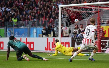 Rein ins Freiburger Glück: Niklas Beste trifft sehenswert zum 1:0. - Foto: Philipp von Ditfurth/dpa