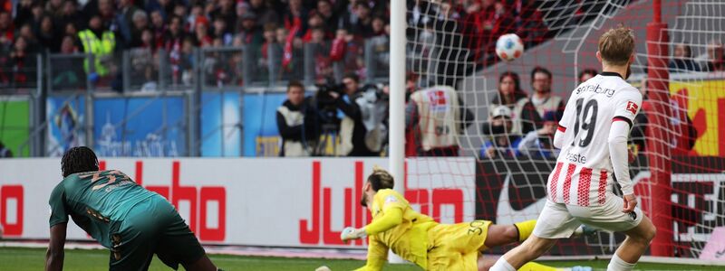 Rein ins Freiburger Glück: Niklas Beste trifft sehenswert zum 1:0. - Foto: Philipp von Ditfurth/dpa