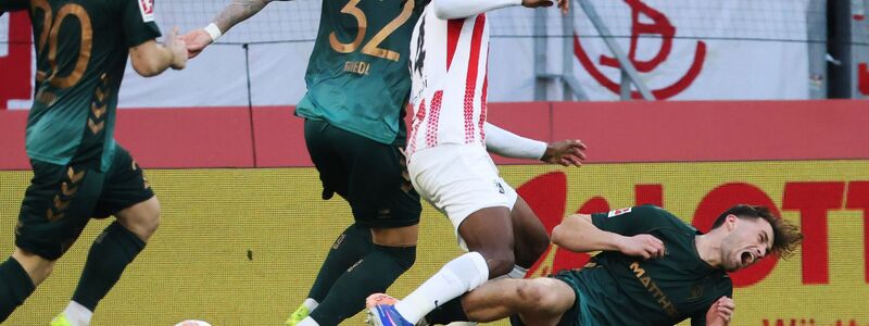 Wegen dieser Aktion sah Freiburgs Johan Manzambi (M) die Rote Karte. - Foto: Philipp von Ditfurth/dpa