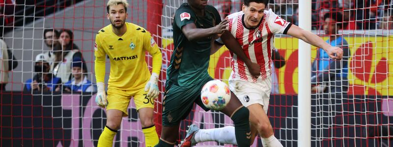 Einer von vielen Zweikämpfen: Bremens Karim Coulibaly (l) im Duell mit dem Freiburger Igor Matanovic. - Foto: Philipp von Ditfurth/dpa