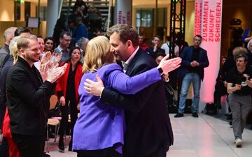 Klingbeil und Bas gaben den Auftakt für die Arbeit am SPD-Grundsatzprogramm. - Foto: Sebastian Christoph Gollnow/dpa